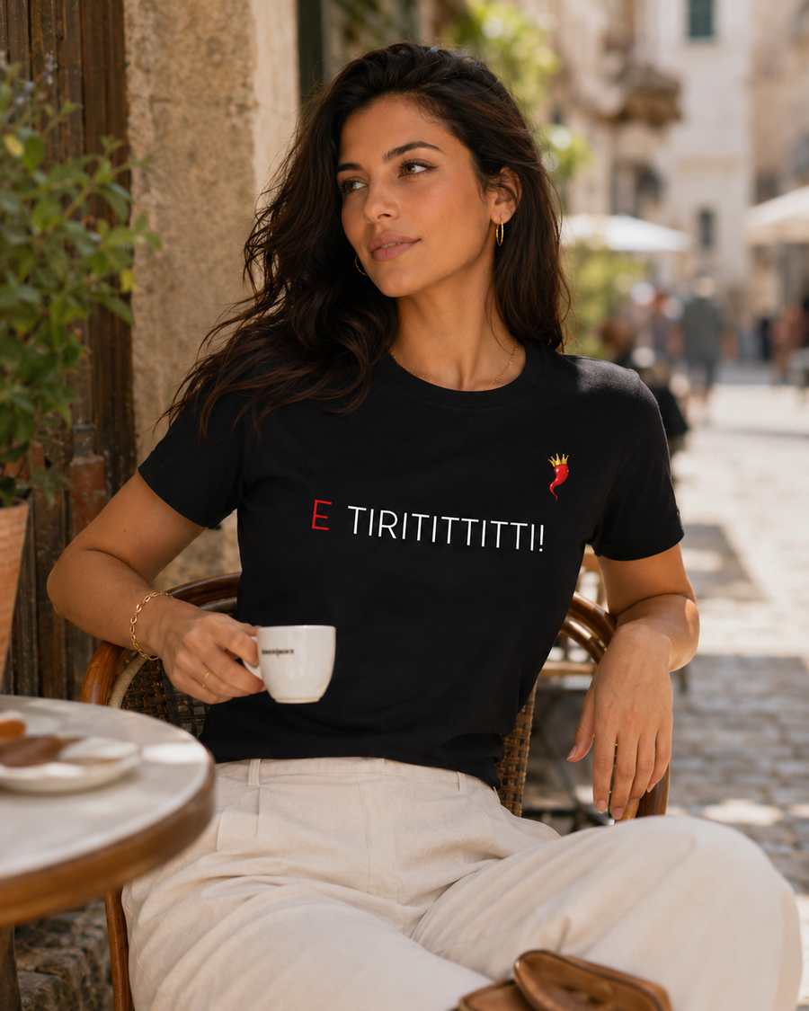 Camiseta "¡Y tirititittitti!" dettaglio logo