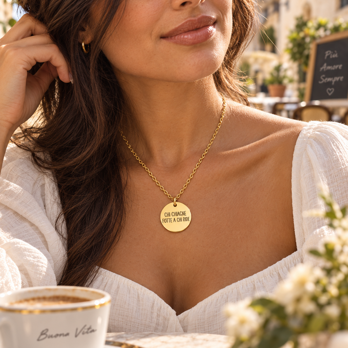 Collana Tagliente Chi Chiagne Fotte a Chi Ride indossata - Oro